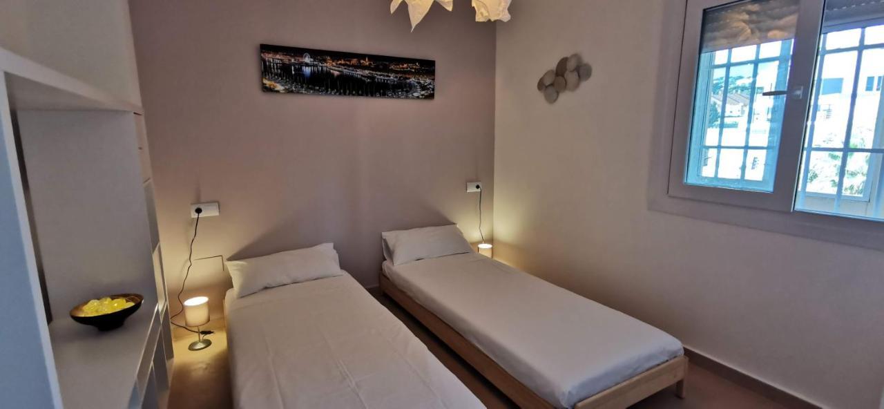 La Perla Cruise On Private Beach, Modern With Aircon & Wifi Benalmádena